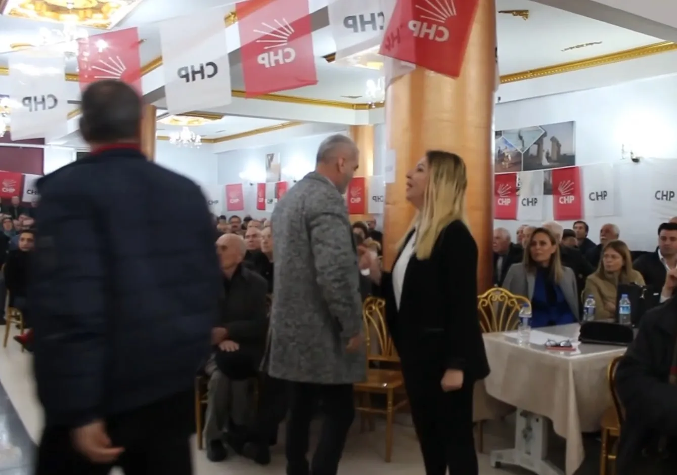 CHP kongresinde yine bir skandal! Danışmandan delege kadına: "Otur lan"