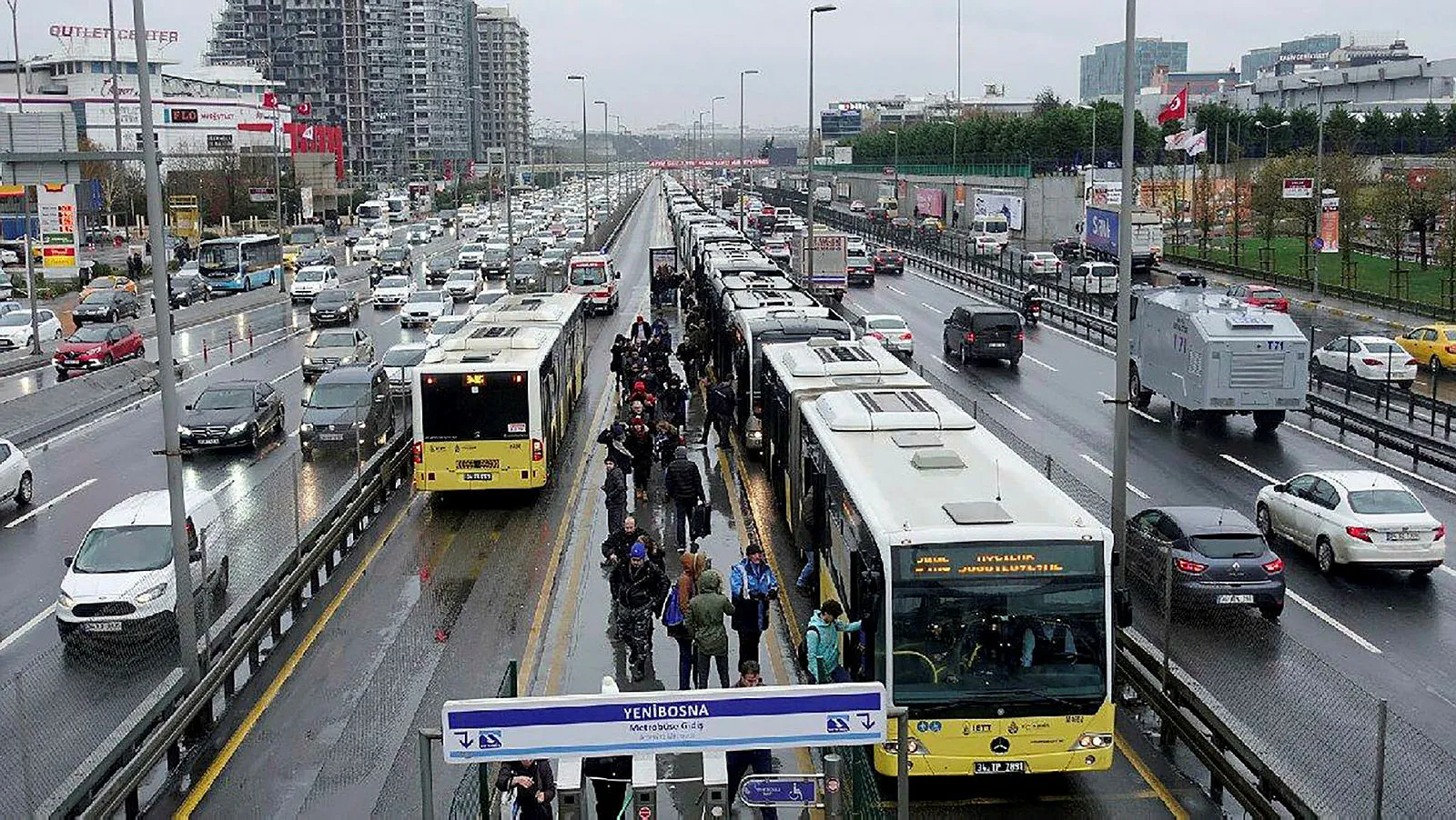 Son dakika: Metrobüste yangın paniği! Yolcular tahliye edildi