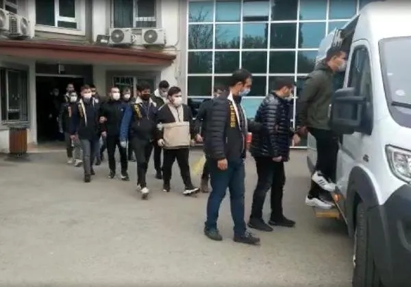 ATM başında akılalmaz görüntüler! Paraları halay çekerek çaldılar - 1