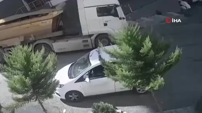 İstanbul Eyüpsultan'da hafriyat kamyonu devrildi! Vatandaşlar ölümden döndü: O anlar kamerada - 3