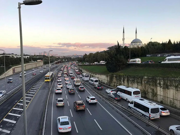 Sokağa çıkma kısıtlamasının sona ermesinin ardından İstanbul'da trafik yoğunluğu yüzde 40'ı aştı - 1