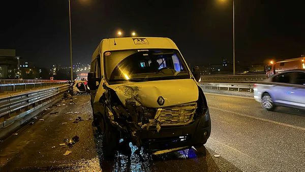 1676161784601.jpg İstanbul'da gece yarısı feci kaza! 2'si ağır 4 yaralı - 3