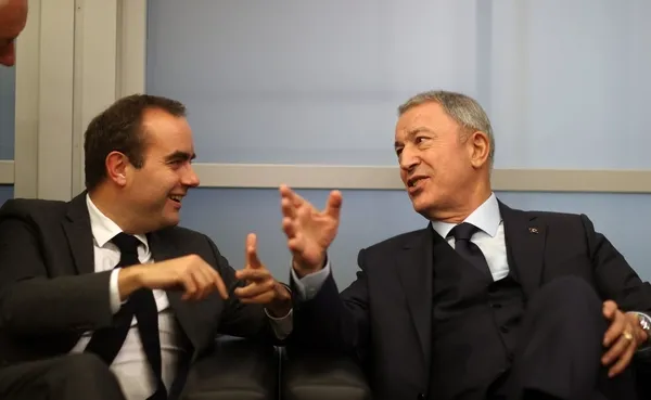 Bakan Hulusi Akar’dan NATO Zirvesinde Yunanistan Savunma Bakanı Nikolaos Panagiotopoulos’a yüzme dersi