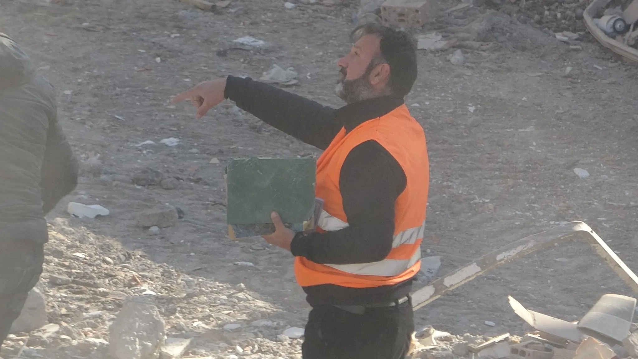 Molozların arasından tek tek topladı! Hassasiyeti herkesi duygulandırdı