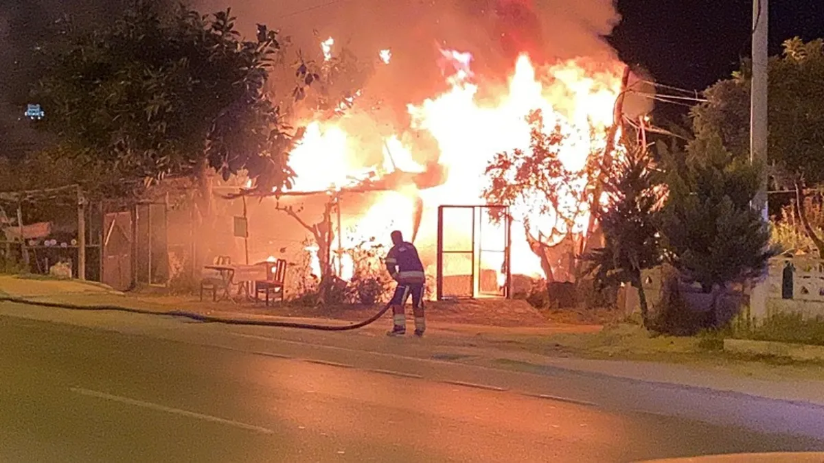 Mersin'de ahşap baraka alevlere teslim oldu