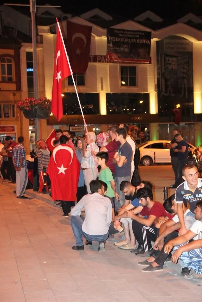 Konya’daki elektrik kesintisi halkı askeriyenin önüne döktü