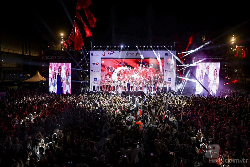 Filenin Sultanları Avrupa zaferini doyasıya kutladı! Melissa Vargas "Malatya bulunmaz eşin" türküsüyle coştu! İşte o anlar... 19