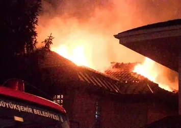 Üsküdar’da lüks villa alev alev yandı