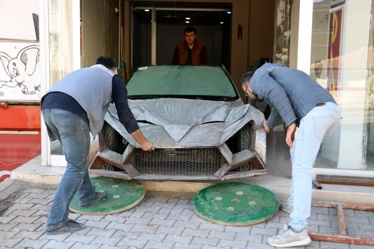 Kendi yaptığı otomobili sanayiye götürmek için duvarı kırıp kapıyı söktü! 2 yıldır üzerinde çalışıyor