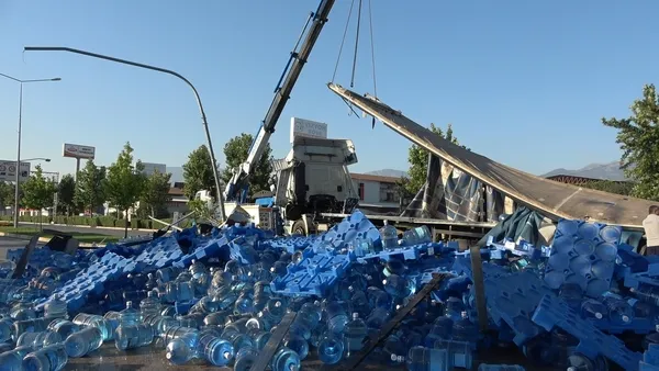 denizlide-lastigi-patlayan-tir-refuje-devrildi-denizli-izmir-karayolu-6-saat-trafige-kapatildi-1657094131502.jpg Denizli’de lastiği patlayan tır refüje devrildi! Denizli-İzmir karayolu 6 saat trafiğe kapatıldı - 4