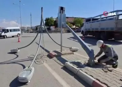 Aydınlatma direğini deviren araç kaçtı