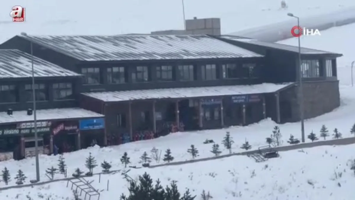 Erciyes'te kar yağışı kayakseverlerin yüzünü güldürdü