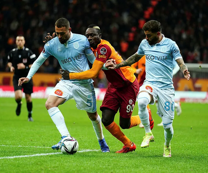Son dakika: Galatasaray’da Mbaye Diagne Başakşehir maçında sakatlandı