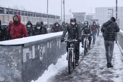 İstanbul kar yağışı son dakika | Yola çıkacaklar dikkat! İstanbul’da trafik kilit