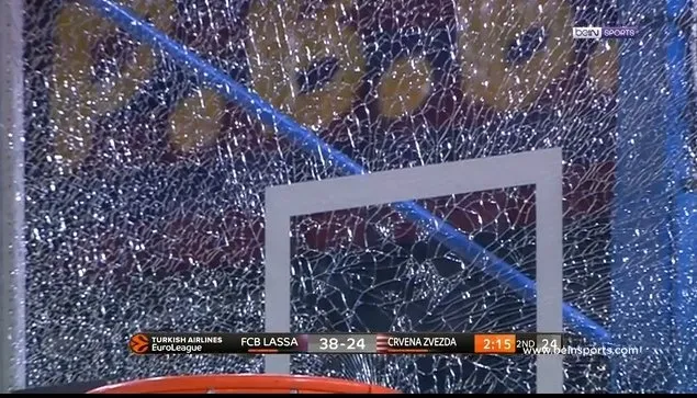 Barcelonalı yıldız basketbolcu potayı kırdı! İşte o görüntüler