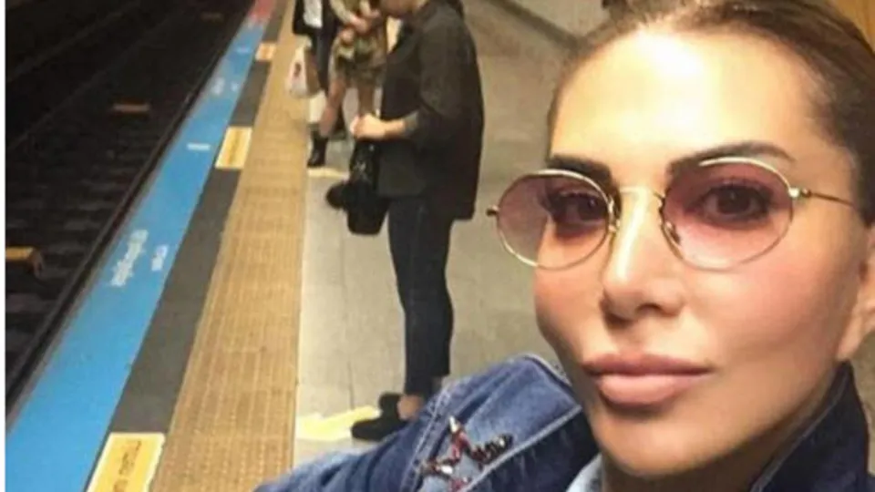 Ünlü şarkıcı metroda görüntülendi!