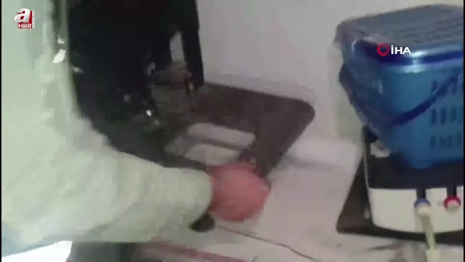 Kaçak sigaraları sararken yakalandılar