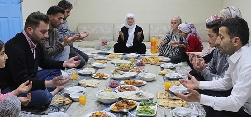 Türkiye'de ilk iftar Şemdinli'de yapıldı