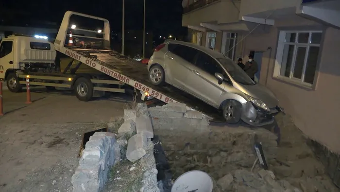 Kırıkkale'de otomobil apartmana daldı! Mahalleli "deprem oldu" sandı - 3