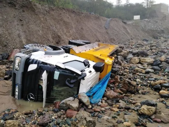 Giresun'da sel felaketi! İş makineleri sürüklendi - 3