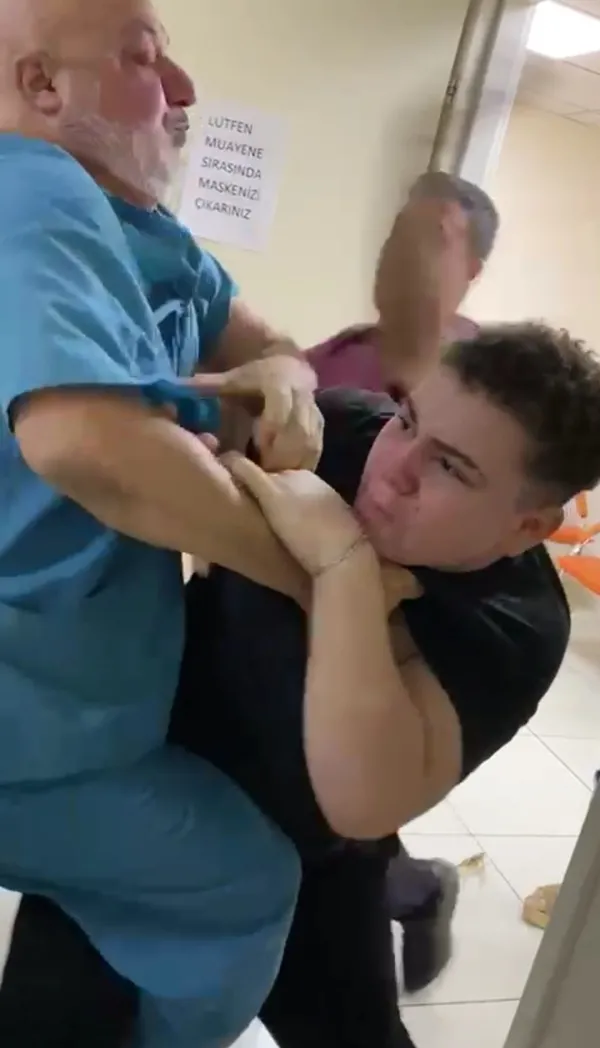 izmirde-goz-doktoru-hasta-yakinlari-tarafindan-darp-edildi-o-anlar-kamerada-1692037259038.jpg