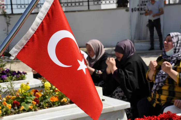 Bayramın ilk gününde şehitlikte duygu dolu anlar: Sen bana gelemedin ama ben sana geldim - 2