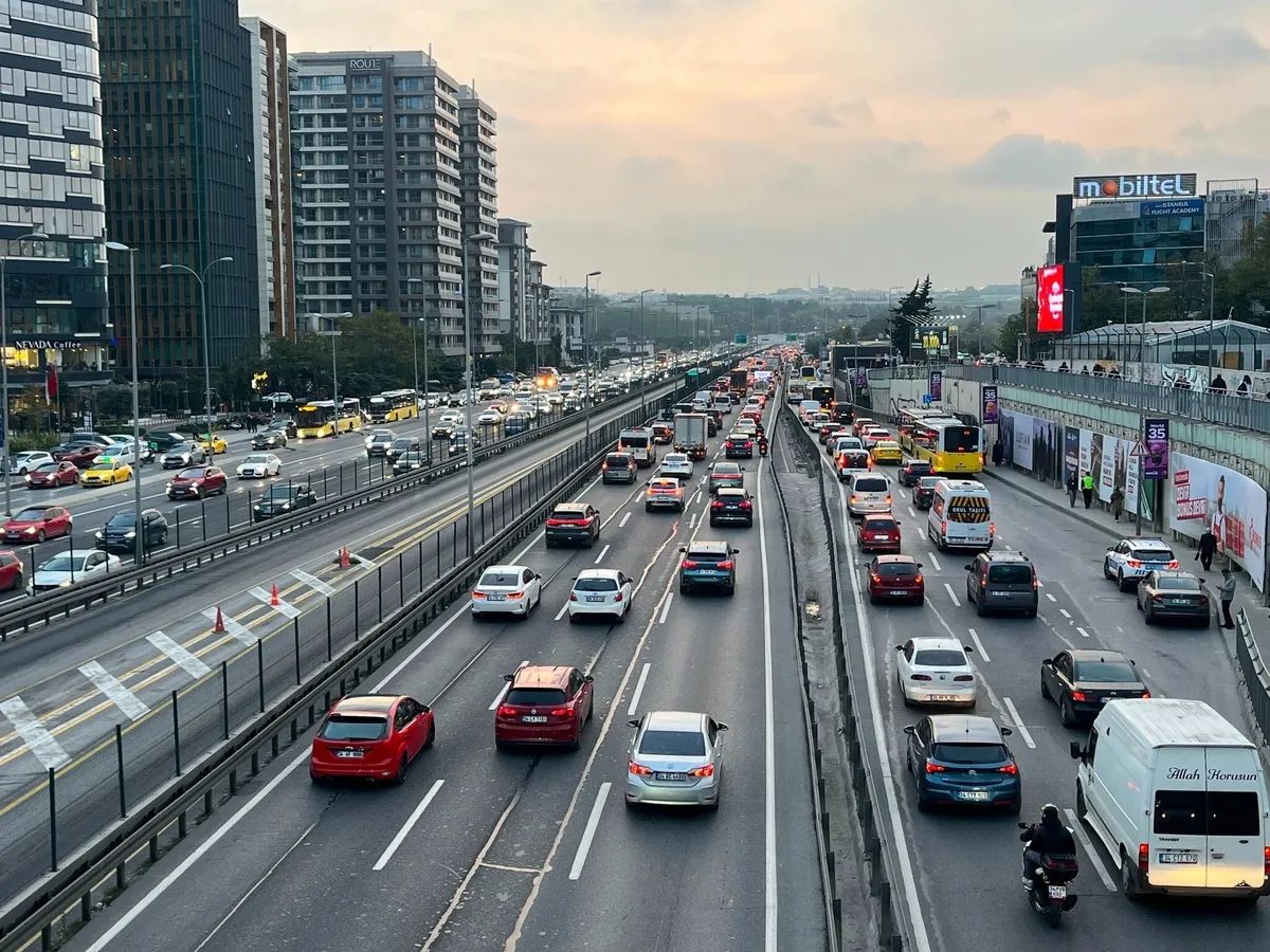 29-ekim-oncesi-istanbulda-trafik-cilesi-anadolu-yakasinda-yogunluk-yuzde-89-oldu-1793189090729.jpeg 29 Ekim öncesi İstanbul'da trafik çilesi! Anadolu Yakası'nda yoğunluk yüzde 89 oldu - 2