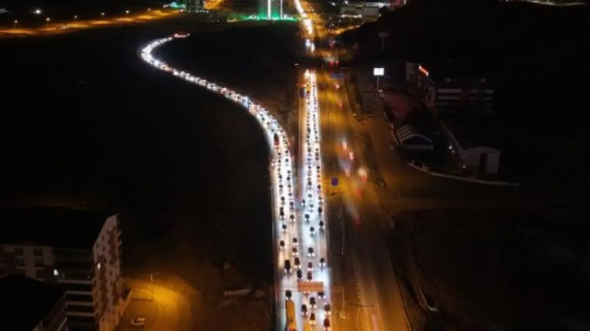 Ara tatil dönüşü trafik kilit! 43 ilin geçiş noktasında uzun kuyruklar oluştu