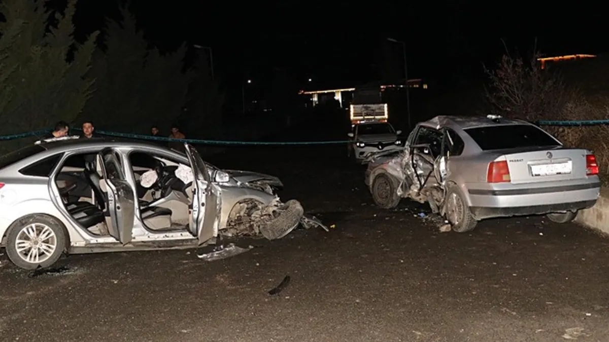 Erzurum'da kontrolden çıkan otomobil park halindeki araca çarptı: 5 yaralı