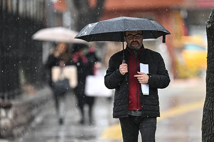 1740281644749.jpg Yağışlar ağırlıklı olarak sağanak yağmur şeklinde devam edecek, ancak doğu bölgelerde kar etkisini sürdürecek. (AA)