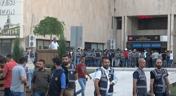 Son dakika: HDP’li Diyarbakır, Mardin ve Van Büyükşehir Belediye Başkanları görevden uzaklaştırıldı