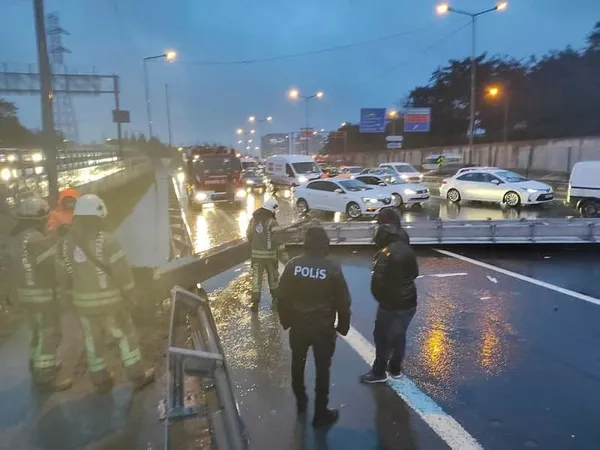 Son dakika: Tabela yola devrildi! Trafik kazası meydana geldi