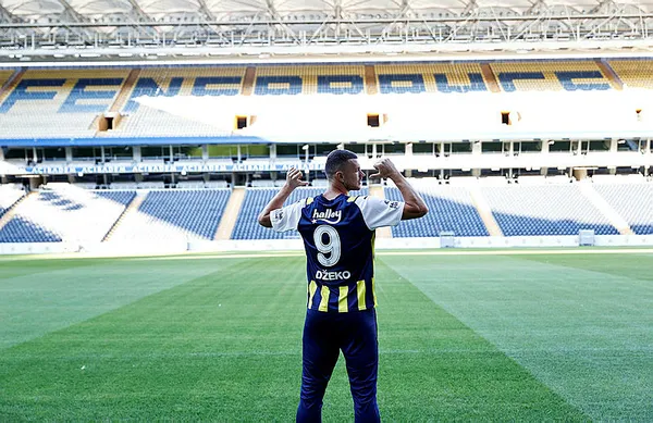 Fenerbahçe Edin Dzeko'yu resmen renklerine bağladı - 8