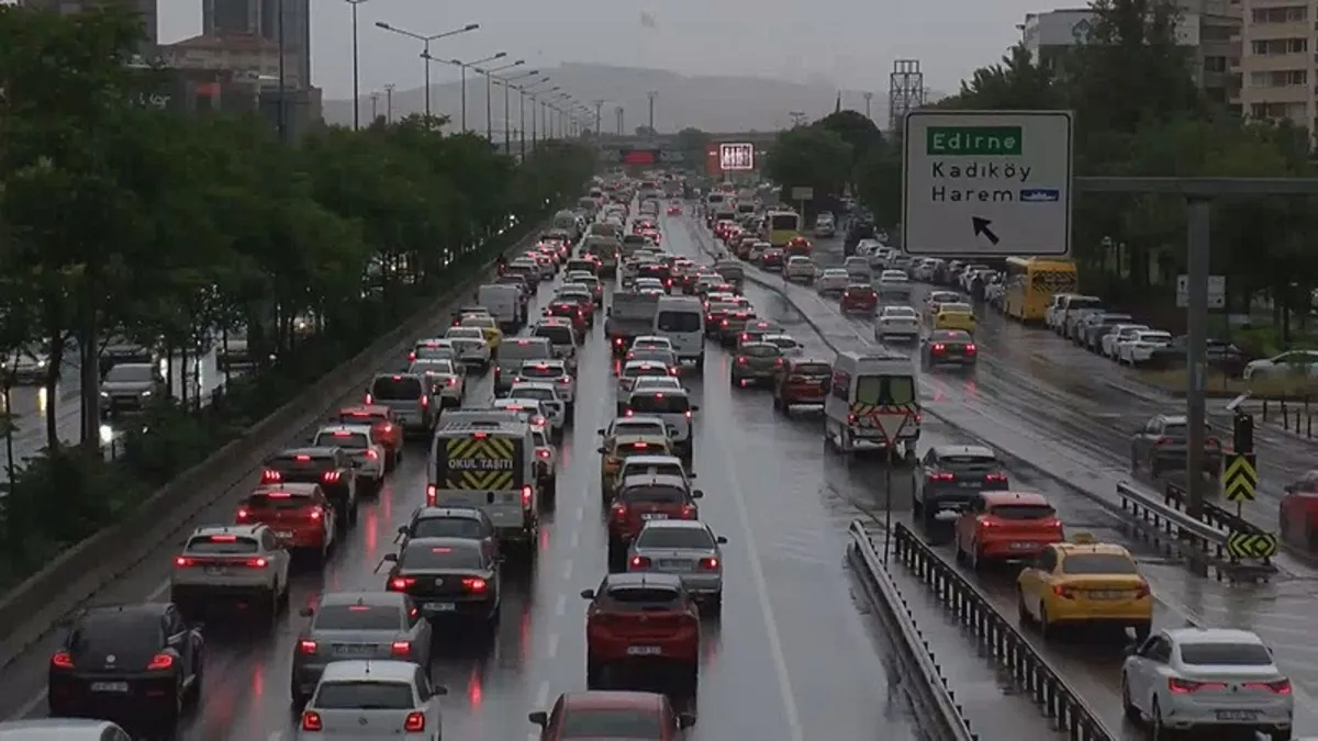 İstanbul'da yağmur sonrası trafik kilitlendi! Yüzde 80'e çıktı