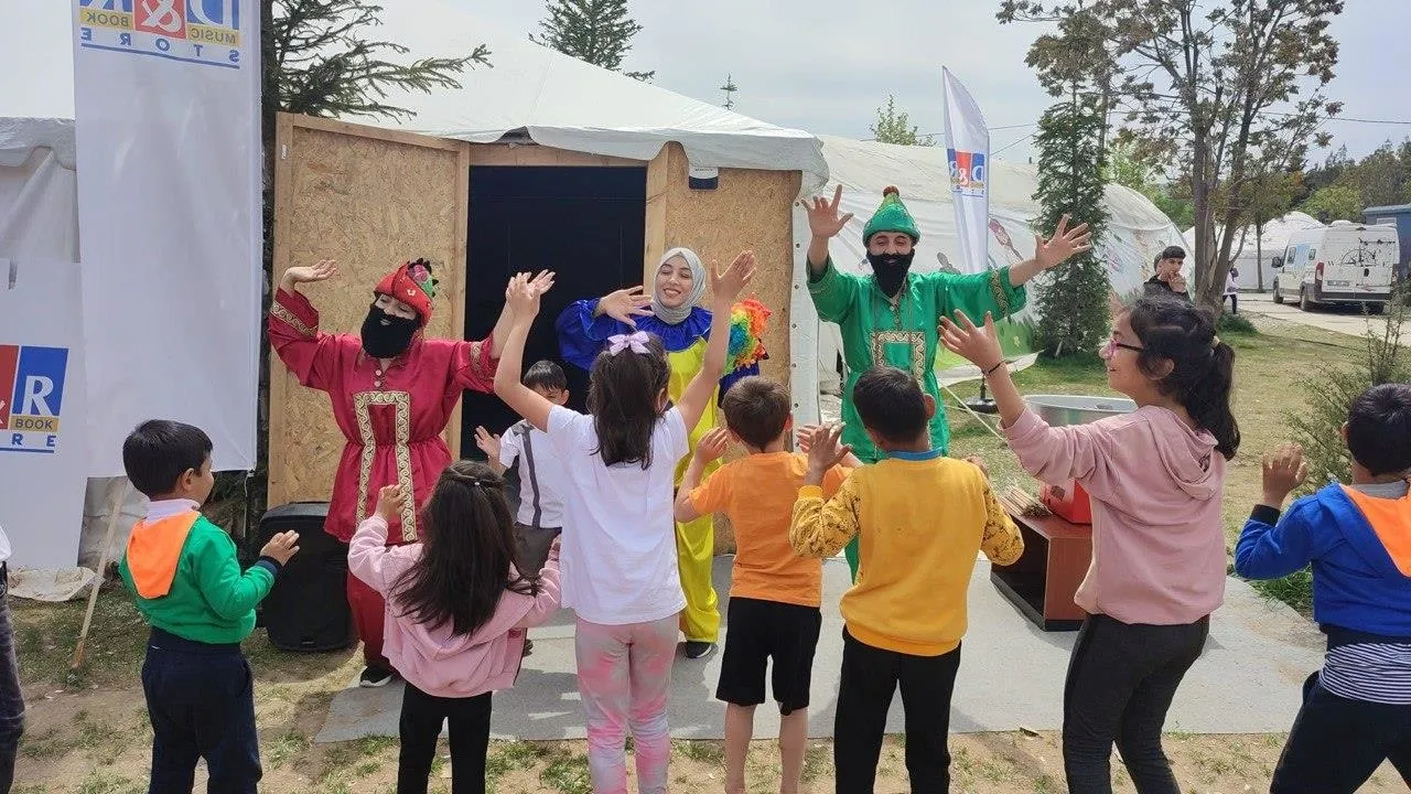 Depremzede çocukların yüzü bayramda D&R ve "Minika Oyun Çadırları"nda güldü