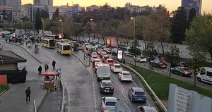 Okullar açıldı İstanbul’da yine trafik kilitlendi