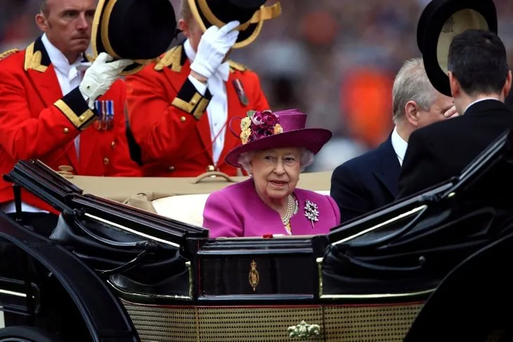 Kraliçe Elizabeth’in 94’üncü yaş gününe koronavirüs engeli!