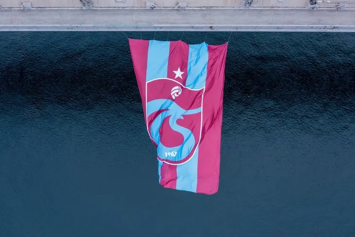 İstanbul Boğazı’nda Trabzonspor coşkusu! Bayrak asıldı, köprü bordo mavi oldu