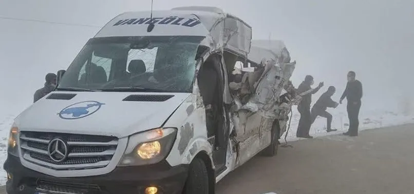 Hakkari'de yolcu minibüsü ile TIR çarpıştı: Ölü ve yaralılar var