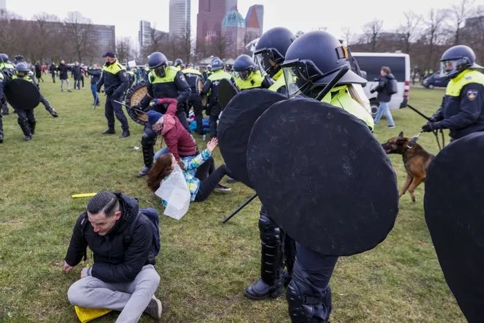 Hollanda’da ortalık karıştı! Genel seçim öncesi hükümet karşıtı protesto - 8