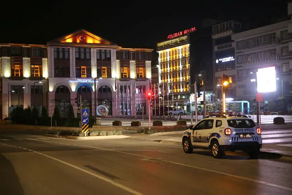 Kademeli normalleşme için 2 günlük sokak kısıtlaması başladı | Nereler açık olacak? Paket servis market restoran kuruyemişçiler...