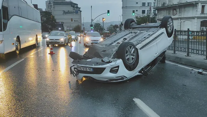 Beyoğlu'nda otomobil takla attı! Trafik yoğunluğu oluştu - 2