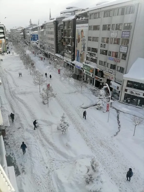Kar yollarda geçit vermiyor! Kar ve tipi nedeniyle hangi yollarda aksamalar yaşanıyor?