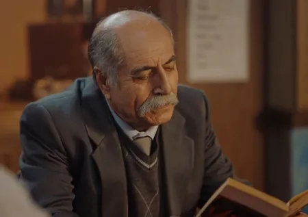 Ateş Kuşları'ndaki o sahne yüreklere dokundu! Çelik Komutan’ından Necip Fazıl Kısakürek’in 'Kaldırımlar' şiiri yorumu...