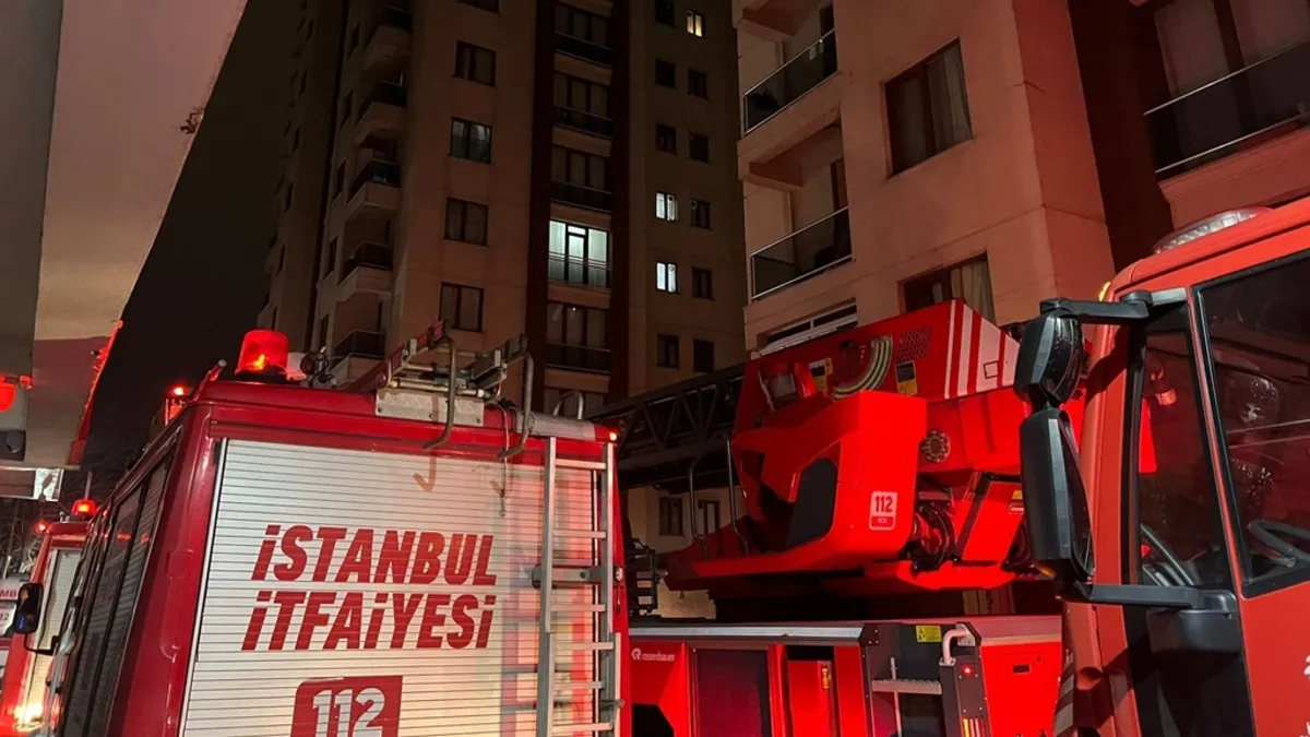 Zeytinburnu'nda panik anları! Site otoparkında 5 araç zarar gördü
