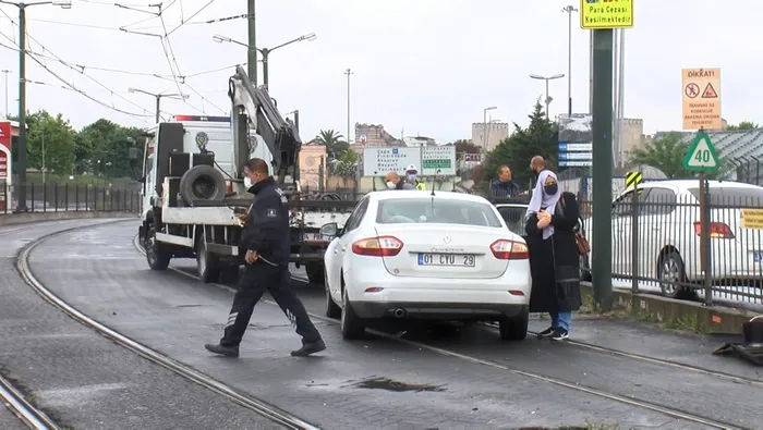 Son dakika: Tramvay yolunda kaza: Seferler aksadı! Yolcular yürüdü - 4