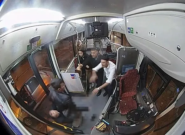 1710398830974.jpeg Başakşehir'de yol verme kavgası! İETT sürücüsü bıçaklandı | O anlar kamerada - 3
