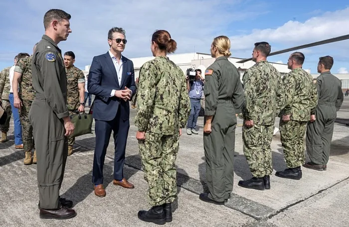 abdde-bir-sizinti-belge-krizi-daha-iste-trumpin-cine-karsi-gizli-savas-plani-avrupa-ve-orta-doguya-veda-1743360095143.jpg ABD Savunma Bakanı Pete Hegseth Amerikan askerleriyle birlikte (Arşiv)