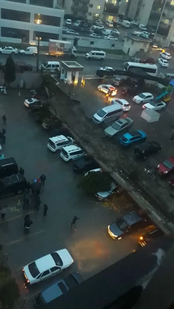 İzmir'de aşırı yağış sonrası istinat duvarı çöktü! 20 araç hasar gördü - 2