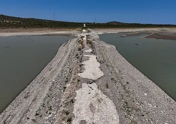 İzmir'de şoke eden manzara! Su seviyesi düşen şehirde İzmir-Çeşme kara yolu yeniden ortaya çıktı